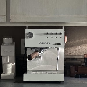 Ascaso Steel Uno PID single-thermoblock espresso machine on a counter.
