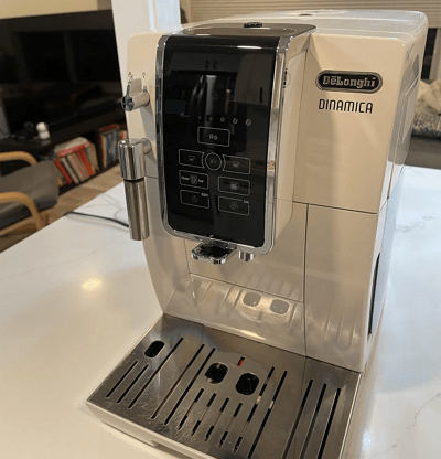 De'Longhi Dinamica Plus automatic espresso machine with LatteCrema carafe and color touch display.