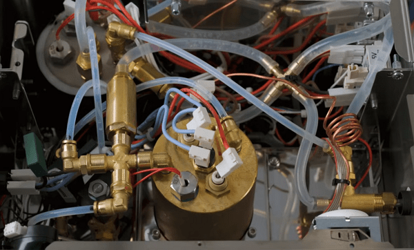 Lelit Elizabeth internals: 0.3 L brass brew boiler, 0.6 L stainless steam boiler, solenoid valves, vibration pump, tidy wiring and routing