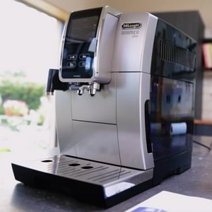 De'Longhi Dinamica Plus ECAM38085SB super-automatic espresso machine with LatteCrema milk carafe and touchscreen.